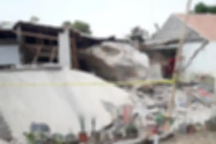 bAtu-batu berukuran besar dari perbukitan menimpa bangunan rumah dan sekolah di Purwakarta, Rabu (9/10/2019)