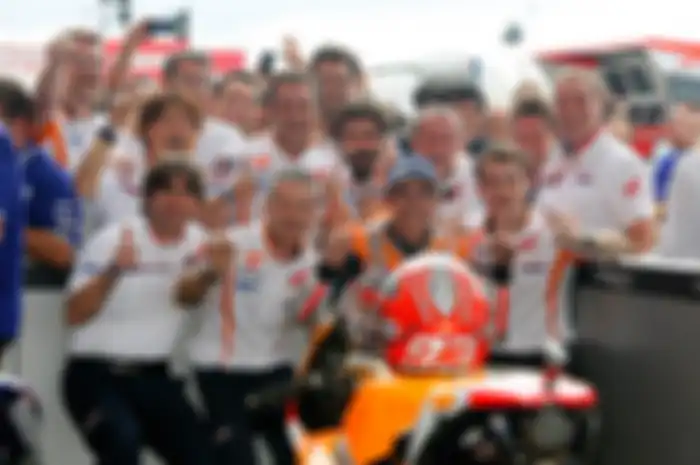 Andrea Zugna (kiri bawah) insinyur Italia yang mengantarkan Yamaha sukses di 2004-2009 kemudian pindah ke Honda di 2010 hingga saat ini.