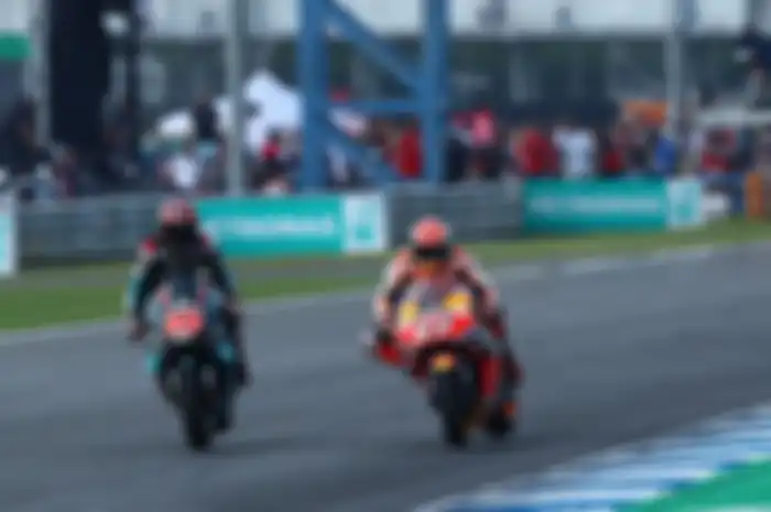 Fabio Quartarao (Petronas Yamaha SRT) duel di tikungan terakhir dengan Marc Marquez (Repsol Honda Team) di MotoGP Thailand 2019