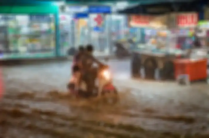 Ilustrasi motor menerobos banjir.