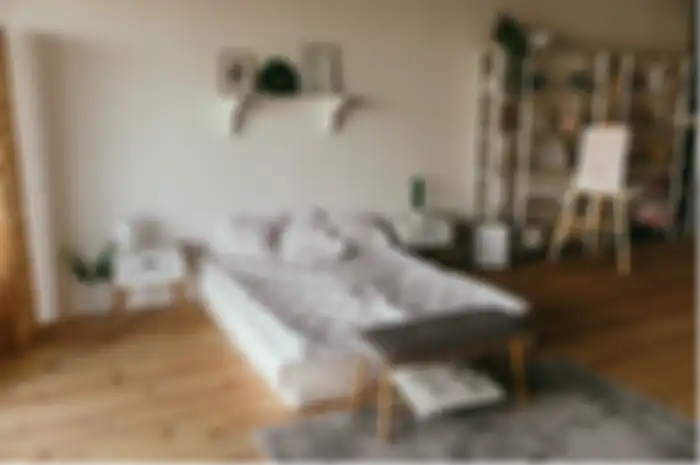 Material kayu memberi kesan hangat jika diaplikasikan di kamar tidur.