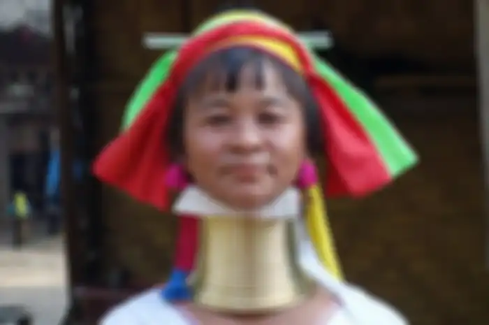 Namun lebih dari itu, ternyata tradisi menyematkan cincin kuningan di leher wanita Kayan memiliki alasan historis terkait 'ibu' mereka.