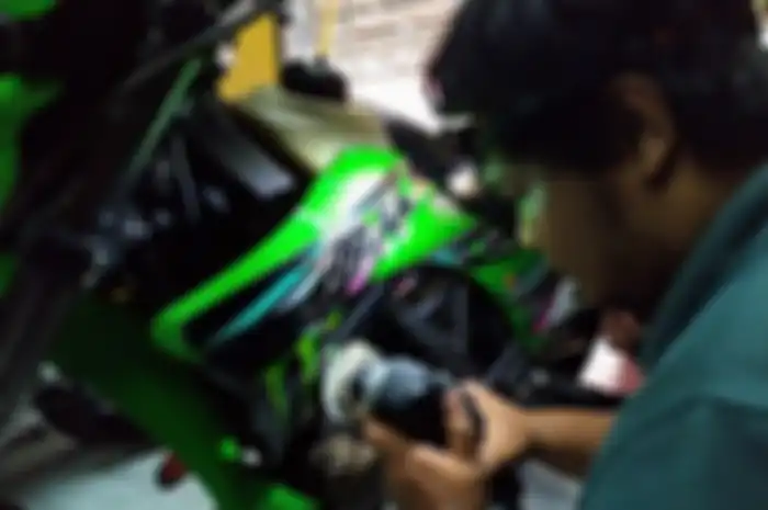 Pengerjaan detailing motor di RPG Motocare, Depok, biayanya terjangkau