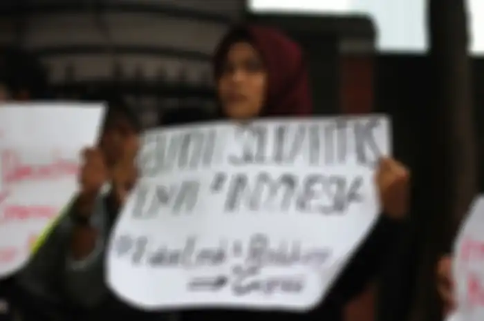 Demonstran yang terdiri dari solidaritas emak-emak gelar aksi di depan Polda Metro Jaya, Jakarta Selatan, Minggu (13/10/2019). Aksi unjuk rasa merupakan aksi solidaritas atas kekerasan aparat terhadap anak-anak yang melakukan aksi pada 23,24,25 dan 30 September 2019.