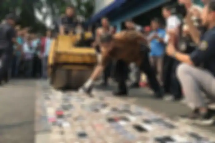 Bea Cukai Bandara Soekarno-Hatta Gilas 2.000-an Ponsel Ilegal 