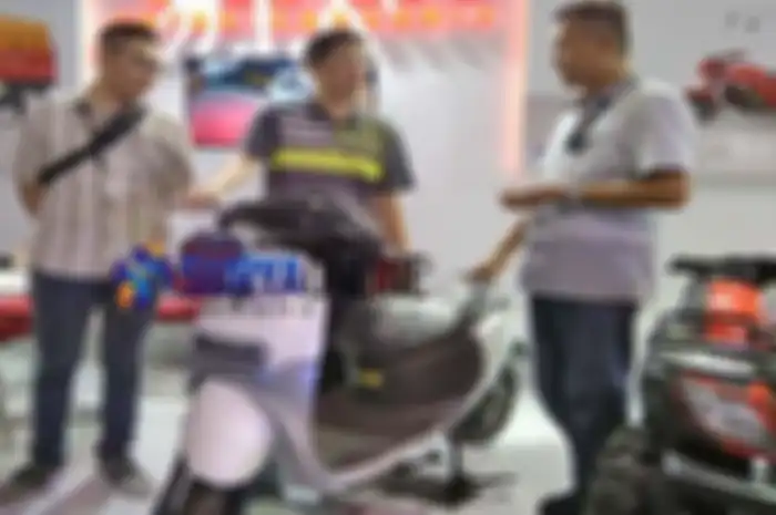 Motrik alias Motor Listrik Viar Q1 model terbaru yang mampu melaju 60 km/jam dan dapat menempuh jarak 120 km sekali pengisian baterai.  