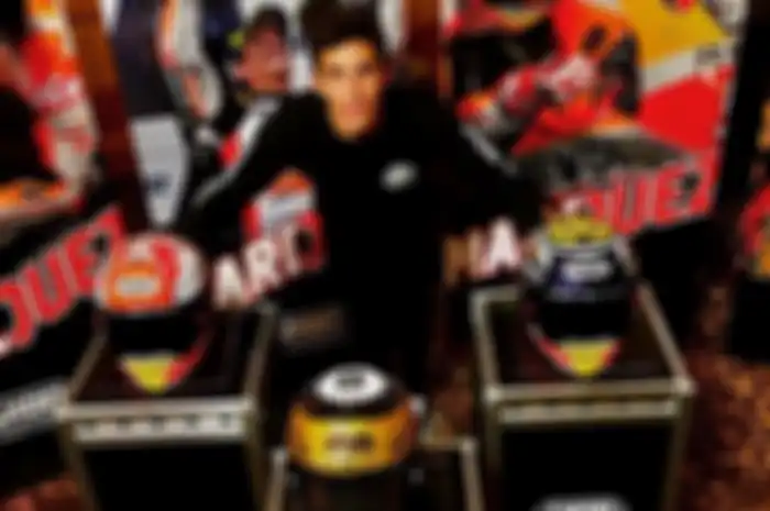 Marc Marquez pamer helm Shoei X-14 sebelum MotoGP Jepang 2019