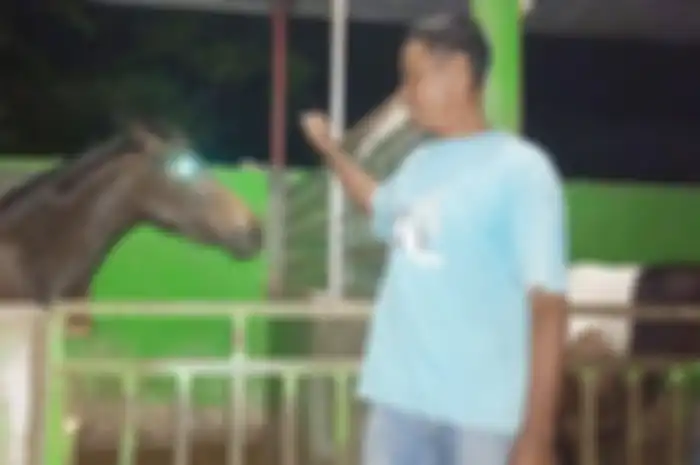  Sunardi bersama kuda peliharaannya di peternakan Sor Talok Stable di Desa Kwarasan, Kecamatan Grogol, Sukoharjo