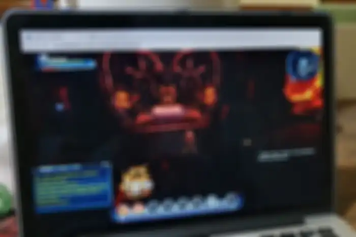 Mencoba game DC Universe di website Skyegrid menggunakan laptop Mac.