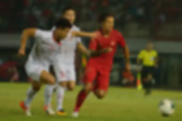 Pesepak bola Timnas Indonesia Irfan Bachdim (kanan) melewati pesepak bola Timnas Vietnam Vu Van Thanh (kiri) dalam pertandingan Grup G Kualifikasi Piala Dunia 2022 zona Asia di Stadion I Wayan Dipta, Gianyar, Bali, Selasa (15/10/2019). Indonesia kalah dari Vietnam dengan skor 1-3.