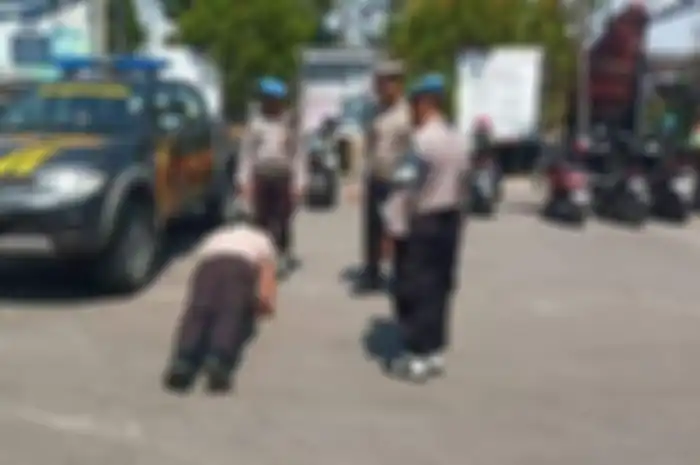 Anggota polisi yang dihukum push up dan bikin laporan akibat melawan arah menggunakan mobil patroli 