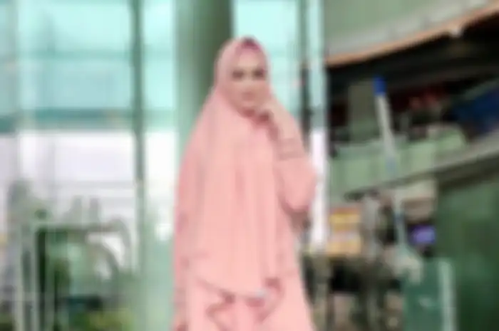 Sah jadi Anggota DPR RI, Mulan Jameela Hang Out Bareng Sosialita dengan Busana Gamis Santun