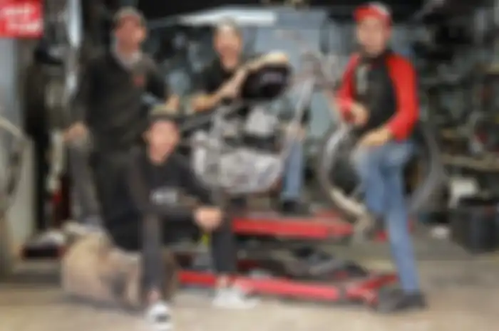 Anka bersama tim builder Elders Garage dengan rangka Chopperland
