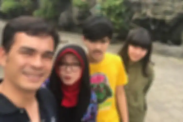 Rina Gunawan, Teddy Syach dan kedua anak mereka.