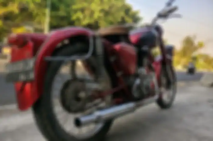 Motor klasik Panther M65 tampak dari samping  belakng