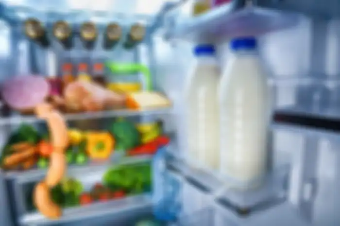 Meletakkan makanan atau minuman panas ke dalam kulkas, akan memaksa kompresor bekerja lebih keras. 