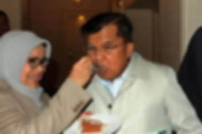 Jusuf Kalla ternyata tak pernah beri uang belanja untuk sang Istri, Mufidah Kalla. Padahal, JK mengantongi gaji Wakil Presiden Rp 42 juta per bulan.