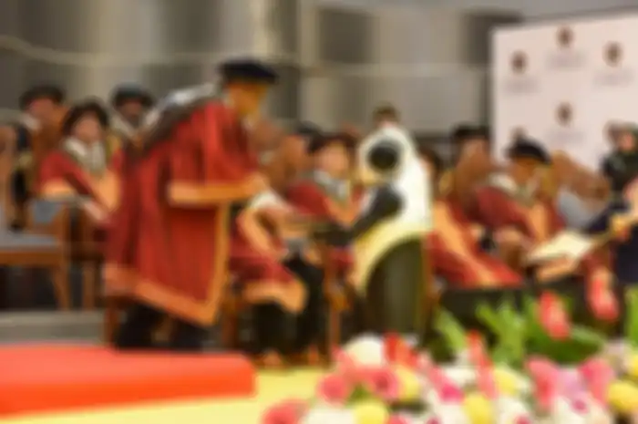 Robot Naseem saat menyerahkan gulungan dalam upacara wisuda di UniSZA
