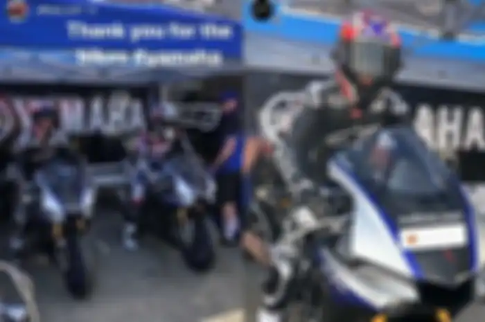 Casey Stoner bareng Ben Spies jajal Yamaha YZF-R1 2020, padahal mantan pembalap MotoGP asal Australia dalam sejarah balapnya belum pernah naik motor Yamaha. Casey Stoner pernah naik motor MotoGP Ducati dan Honda