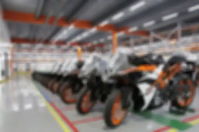 Ilustrasi pabrik motor lokal