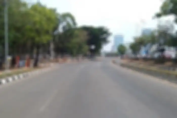 Jalan Gatot Subroto yang berada di sekitar Gedung DPR telah ditutup.