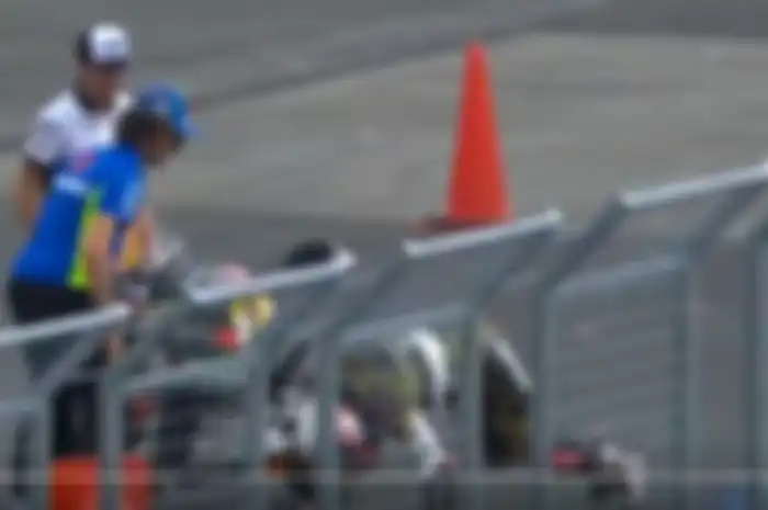 Albert Arenas diminta push up oleh Alex Rins usai finis ke-2 di Moto3 Jepang 2019.