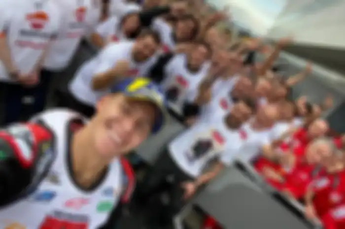 Fabio Quartararo selfie di parc femme MotoGP Jepang 2019
