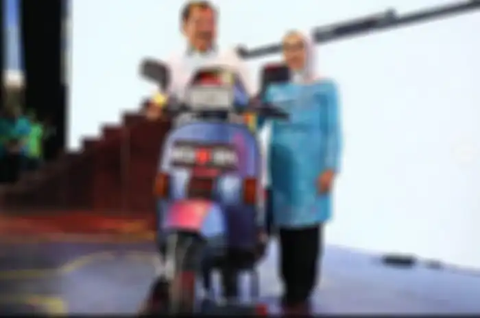 Jusuf Kalla dan istri bersama Vespa Excel pemberian Paspampres