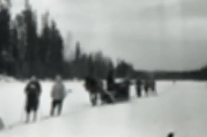Sembilan mahasiswa tewas dalam keadaan misterius saat hiking melalui Pegunungan Ural, kejadian ini sekarang dikenal dengan 'Insiden Dyatlov Pass'.