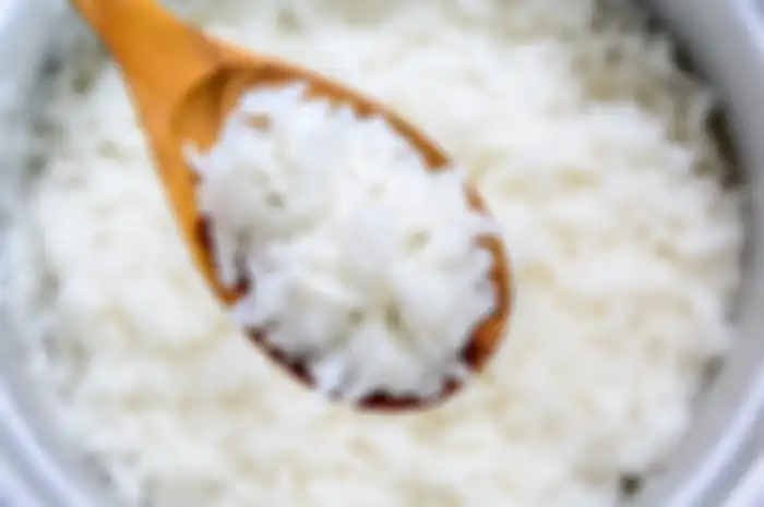 Secara logika, rice cooker menjaga nasi agar tetap hangat sehingga tidak mudah basi. Pernahkah Anda mengalami nasi basi meski di dalam rice cooker?