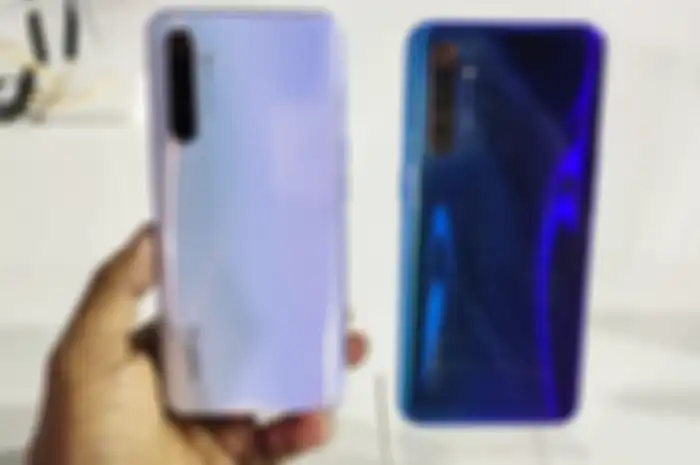 Sisi belakang realme XT warna White Pearl dan Pearl Blue
