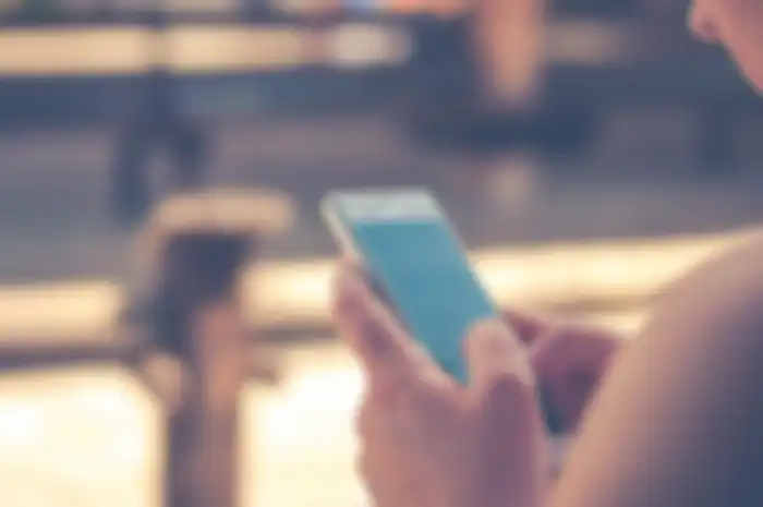 Ilustrasi cewek main smartphone