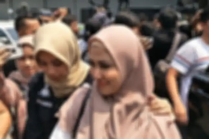 Tampil dengan Dandanan Lengkap dan Dibalut Hijab, Rey Utami Tiba di Kejaksaan Sambil Melempar Senyuman