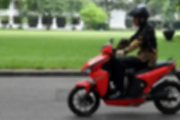 Presiden Jokowi saat menjajal motor listrik Gesits di komplek Istana Kepresidenan