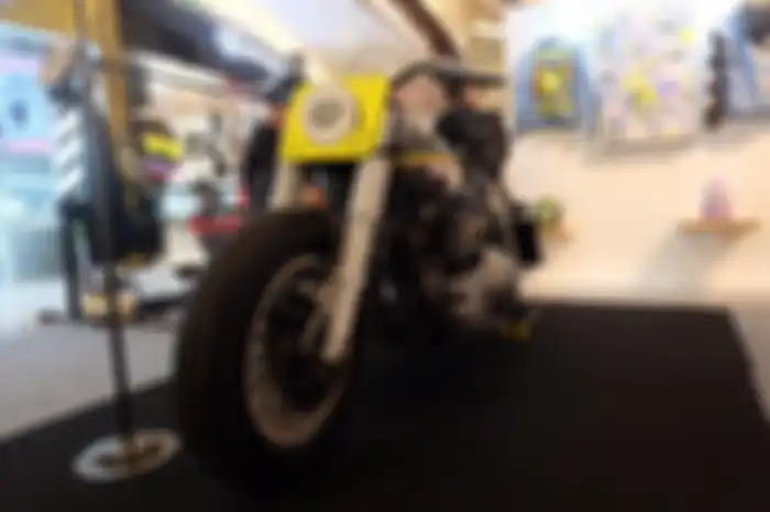 Ada motor-motor custom yang dipajang di Custom Collaboration yang diadakan di Lippo Mall Kemang Village, Jakarta
