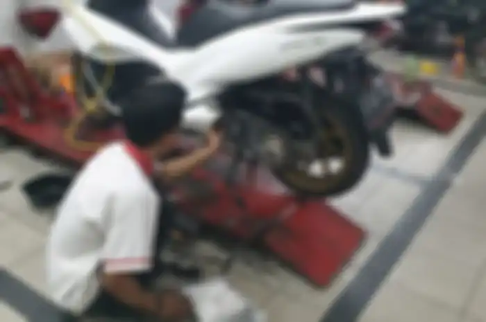 Tidak perlu servis dulu, coba mainkan gas dan rem sambil mesin dipansakan FB Alex T