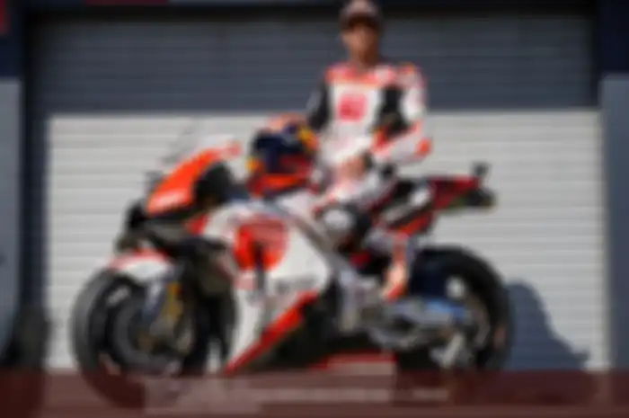 Sosok Johann Zarco di balik balutan kostum khas LCR Honda Idemitsu menjelang bergulirnya MotoGP Australia 2019