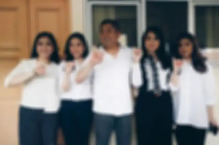 Angela Tanoesoedibjo bersama keluarga usai memberikan suaranya di Pemilu 2019
