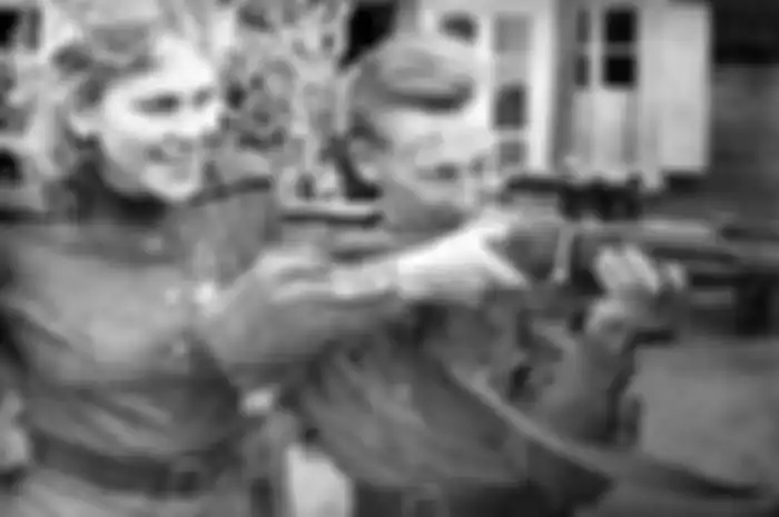 Dia mendaftar di Akademi Penembak Jitu Wanita dan lulus dengan pujian pada bulan April 1944, tepat di sekitar ulang tahunnya yang kedua puluh.
