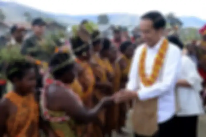 Presiden Joko Widodo (Jokowi) menerima sambutan dari warga Kabupaten Pegunungan Arfak, Papua Barat, saat melakukan kunjungan, Minggu (27/10/2019). Kunjungan ini menjadi kunjungan kerja pertama Jokowi pascapelantikan dirinya sebagai presiden terpilih periode 2019-2014, 20 Oktober lalu.