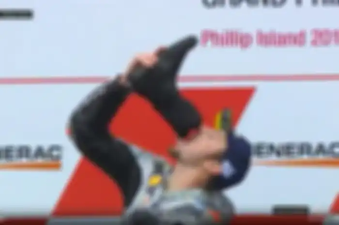 Jack MIller rayakan kemenangan naik podium ketiga dengan meminum wine langsung dari sepatu balapnya.