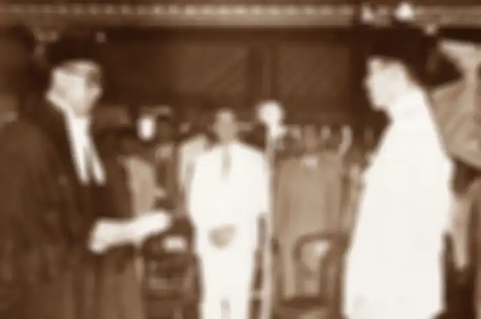 Upacara pelantikan Ir. Soekarno sebagai Presiden R.I.S. oleh Mahkamah Agung Mr. Kusumah Atmadja tgl. 17/12/1949