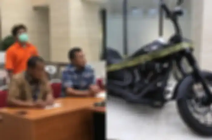 Sejumlah barang bukti ditunjukkan saat Kasubdirektorat II Tindak Pidana Siber Bareskrim Polri Komisaris Besar Rickynaldo Chairul memberikan keterangan kepada wartawan terkait penangkapan hacker di Mabes Polri, Jakarta, Jumat (25/10).