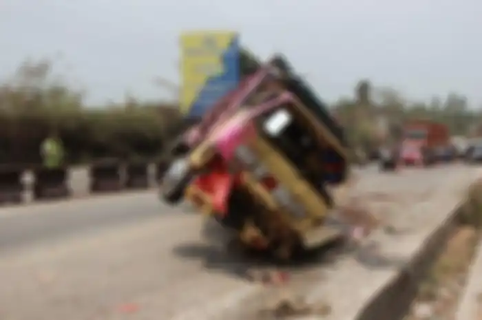 Kecelakaan truk dengan 2 motor di Jalinsum, Tarahan, Lampung Selatan, Minggu 27 Oktober 2019