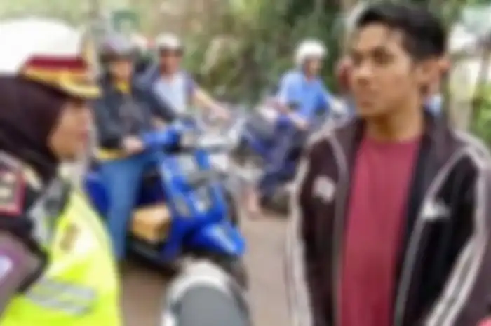 Seorang pengendara terjaring razia kendaraan bermotor di Jalan M Sohor, Kota Pontianak, Kalimantan Barat, Senin (28/10/2019). Setelah ditilang, pelanggar diminta membaca teks sumpah pemuda. 