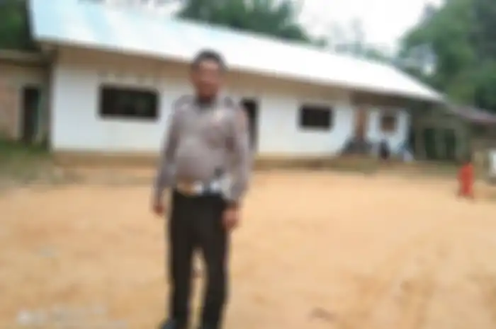 Bripka Ralon merasa tepanggil untuk mendirikan sekolah bagi anak-anak yang tinggal di wilayah terpencil.