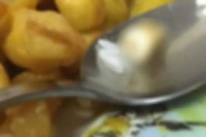 Sepasang kekasih mengatakan bahwa makanan China yang mereka pesan hancur karena mereka menemukan gigi manusia di dalamnya.