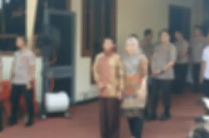 Komjen Idham Aziz dan istri.