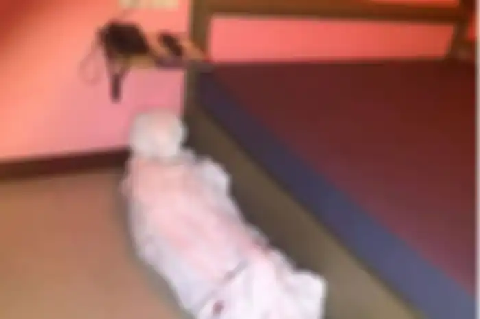 Kemudian, housekeeper tersebut masuk ke dalam kamar itu untuk membersihkannya pada pukul 2 pagi waktu setempat.