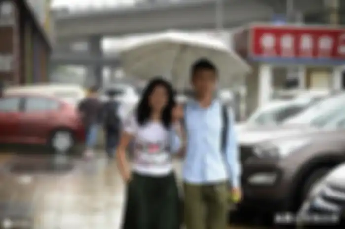 Pada saat perlombaan itu berlangsung, Li mengalami cedera tulang, saat itulah Tan berhenti untuk membantunya.